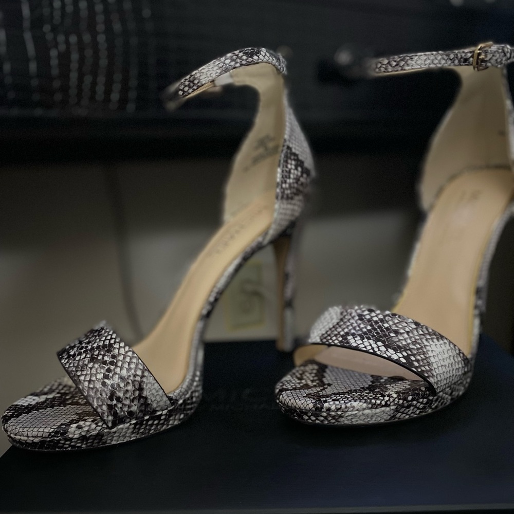 “Michael Shannon”, black white, size 8.5 women